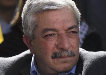 Vicepresidente de Fatah participa en la quema de un ataúd con fotografías de Trump y Netanyahu