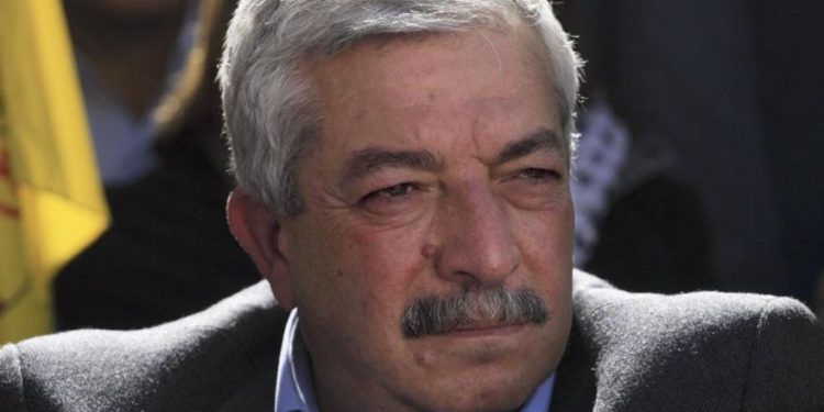 Vicepresidente de Fatah participa en la quema de un ataúd con fotografías de Trump y Netanyahu