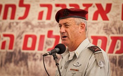 El Jefe de Estado Mayor de las FDI Benny Gantz habla en una ceremonia en memoria de los soldados israelíes que murieron en la Primera Guerra del Líbano (Operación Paz para Galilea) en el cementerio militar del Monte Herzl en Jerusalén el 5 de junio de 2012. (Crédito de la foto: Uri Lenz / Flash90)