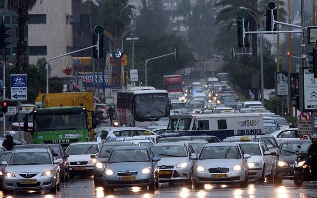 En esta foto sin fecha, las fuertes inundaciones del río Ayalon causan atascos en Tel Aviv (Flash90)