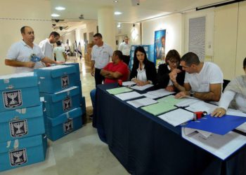 Las urnas llenas de votos de las elecciones municipales de todo el país se llevan a la sede del Comité Central de Elecciones para su conteo, 22 de octubre de 2013. (Yossi Zeliger / Flash90)