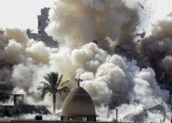 El humo se eleva después de una explosión de una casa durante una operación militar realizada por fuerzas de seguridad egipcias en la ciudad egipcia de Rafah, cerca de la frontera con el sur de la Franja de Gaza, el 29 de octubre de 2014. Foto de Abed Rahim Khatib / Flash90.