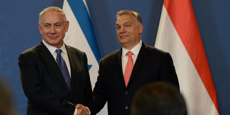 El primer ministro israelí, Benjamin Netanyahu (izquierda) y su primer ministro húngaro, Viktor Orbán, celebran una conferencia de prensa conjunta en el edificio del Parlamento en Budapest el 18 de julio de 2017. Crédito: Haim Zach / GPO.
