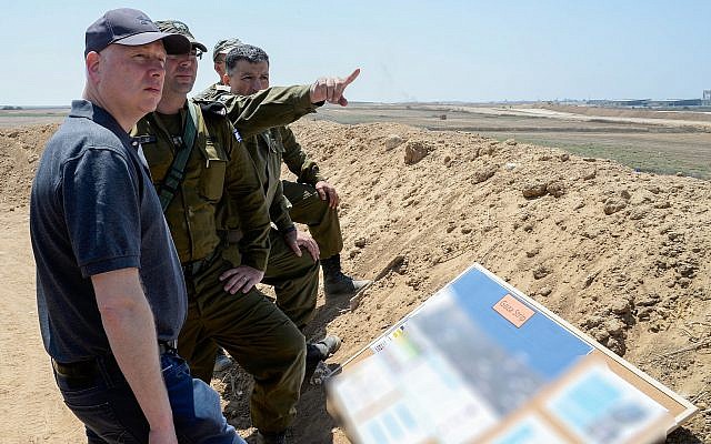 Jason Greenblatt (L), enviado de paz de EE. UU., Es visto durante una visita a la frontera entre Israel y la Franja de Gaza el 30 de agosto de 2017. (David Azagury / Embajada de EE. UU. En Tel Aviv / Flash90)