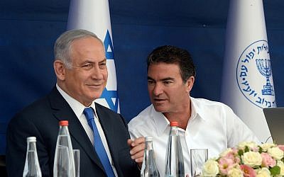 El primer ministro Benjamin Netanyahu (izquierda) y el Mossad encabezan a Yossi Cohen durante un brindis por el Año Nuevo judío el 2 de octubre de 2017. (Haim Zach / GPO)