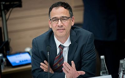 El fiscal estatal Shai Nitzan asiste a una reunión del Comité de Asuntos del Interior en la Knesset en Jerusalén, el 21 de noviembre de 2017. (Yonatan Sindel / Flash90)