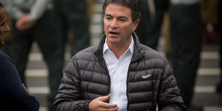 La jefa del Mossad, Yossi Cohen, asiste a una ceremonia de entrega para el puesto de jefe de inteligencia militar en la base militar de Glilot, cerca de Tel Aviv, el 28 de marzo de 2018. (Miriam Alster / Flash90)