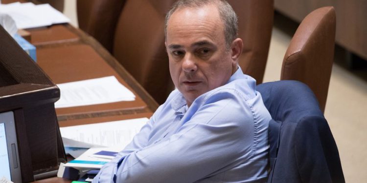 El ministro de Energía, Yuval Steinitz, asiste a una sesión plenaria en la Knesset en Jerusalén, el 23 de mayo de 2018. (Yonatan Sindel / Flash90)