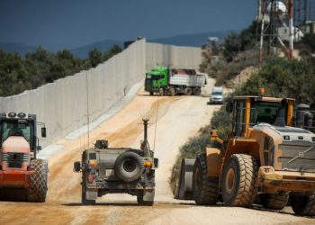 Los trabajos de construcción se llevan a cabo cerca de un nuevo muro de hormigón en la frontera entre Israel y el Líbano, cerca de Rosh Hanikra en el norte de Israel, el 5 de septiembre de 2018. (Basel Awidat / Flash90)