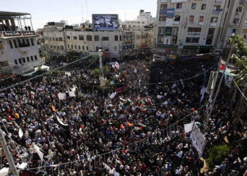 Miles de palestinos en Ramallah protestan contra una ley de seguridad social establecida por la Autoridad Palestina que los preocupa por la distribución de fondos, el 29 de octubre de 2018. Foto de Nasser Ishtayeh / Flash90.