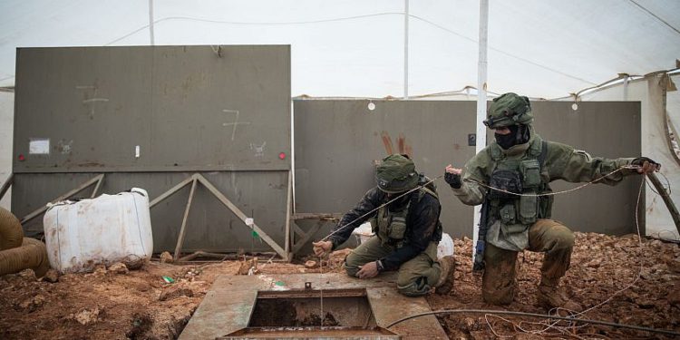 Soldados israelíes están parados cerca de un túnel de Hezbollah que cruza desde el Líbano a Israel, en la frontera cerca de Metula en el norte de Israel, el 24 de diciembre de 2018. Crédito: Hadas Parush / Flash90.