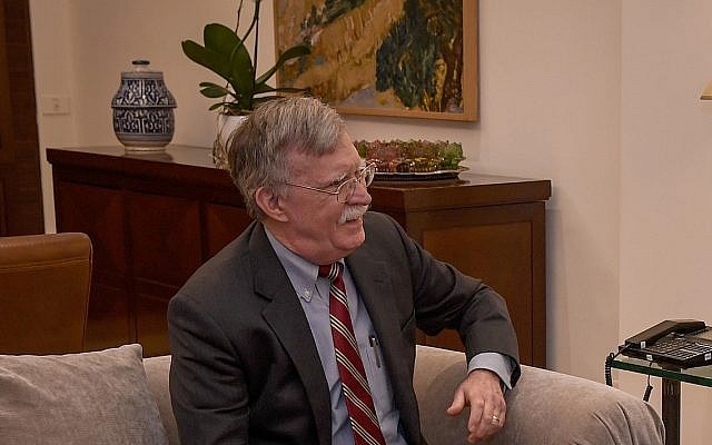 El asesor de seguridad nacional de los Estados Unidos, John Bolton, se reúne con el primer ministro israelí, Benjamin Netanyahu (no aparece en la foto) en la residencia del primer ministro en Jerusalén, el 6 de enero de 2019. (Matty Stern / Embajada de los Estados Unidos en Jerusalén)