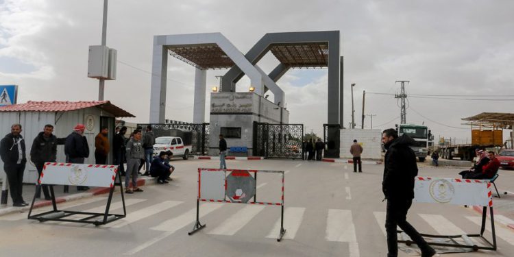 Las fuerzas de seguridad palestinas leales a Hamas montan guardia en el cruce fronterizo de Rafah, en el sur de la Franja de Gaza, el 8 de enero de 2019. (Abed Rahim Khatib / Flash90)