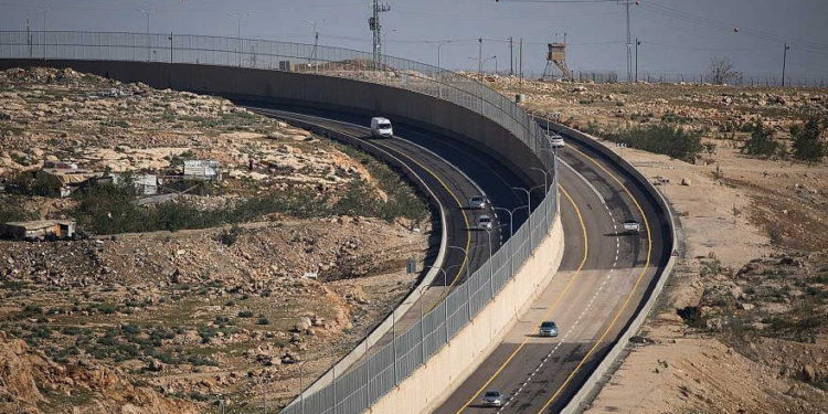 Vista de la Ruta 4370, al noreste de Jerusalén, que conecta el área de Geva Binyamin con la Ruta 1, y separa los vehículos de ciudadanos y no ciudadanos israelíes, el 10 de enero de 2019. Foto de Yonatan Sindel / Flash90.