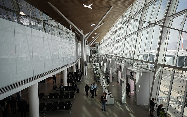 El nuevo aeropuerto de Ramon, nombrado en memoria de Ilan y Asaf Ramon, durante la ceremonia oficial de apertura, cerca de la ciudad de Eilat, sur de Israel, el 21 de enero de 2019. (Yonatan Sindel / Flash90)