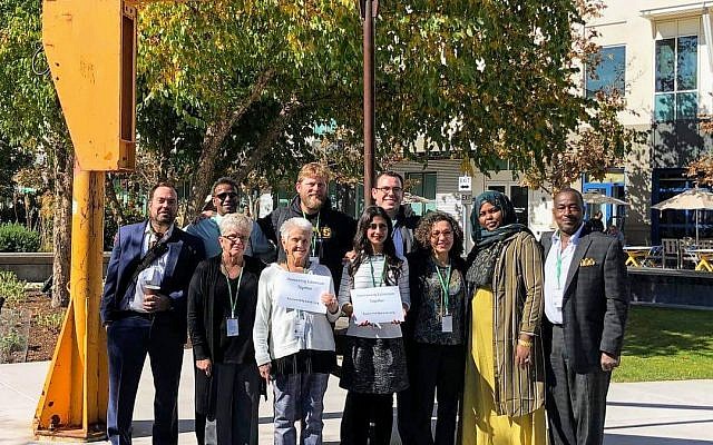 Tania Joya (centro) con otros miembros de 'Parents for Peace', una ONG que trabaja con individuos y comunidades afectadas por el extremismo. (Cortesía)