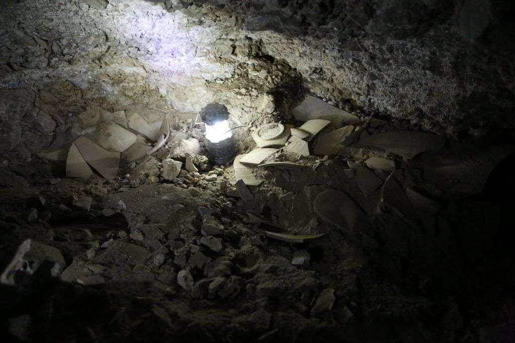 Fragmentos de frascos destrozados que se cree que contenían rollos robados del Mar Muerto, encontrados en la Cueva 53 cerca de Qumran. (Casey L. Olson y Oren Gutfeld, Universidad Hebrea)