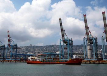 Las grúas se ven en el puerto de la ciudad de Haifa, en el norte de Israel, el 23 de abril de 2013. Foto: Reuters / Ronen Zvulun / File.