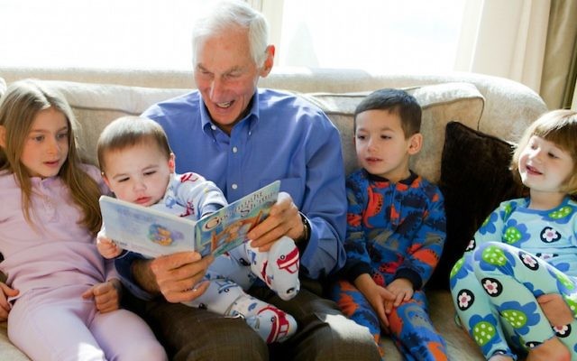 Ilustrativo: Harold Grinspoon, el fundador de PJ Library, lee uno de los libros del programa con una manada de niños. (Biblioteca PJ)