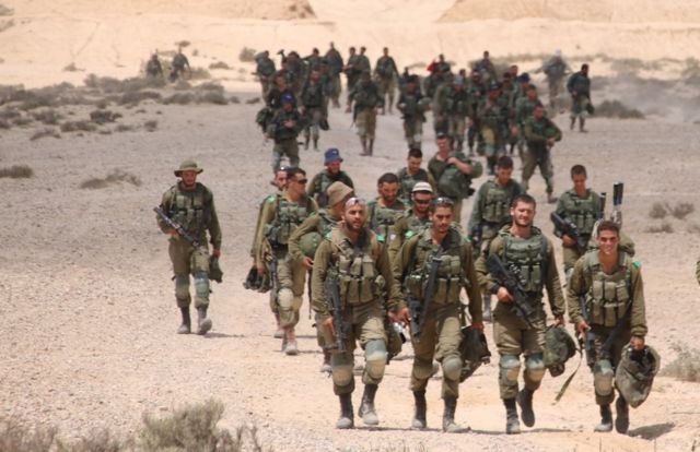Soldados con el batallón 906 de las FDI en un ejercicio de entrenamiento en el desierto de Negev. Crédito: Unidad de Portavoces de las FDI.