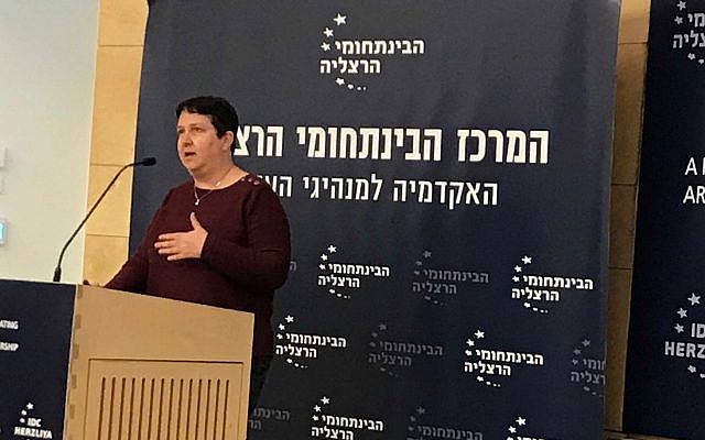 Aya Soffer, vicepresidenta mundial de tecnologías de la IA, IBM, en una conferencia en IDC Herzliya, 6 de enero de 2019 (Shoshanna Solomon / Times of Israel)