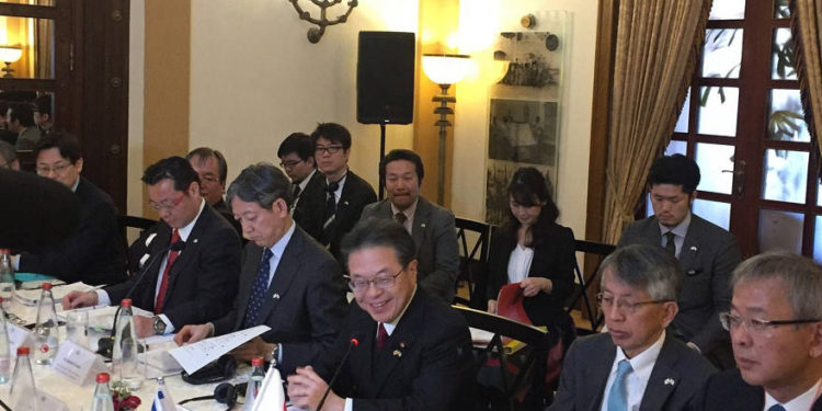 El ministro de Economía, Comercio e Industria de Japón, Hiroshige Seko, centro, durante una reunión en Jerusalén en el Hotel King David del Foro de Negocios de la Red de Innovación Israel-Japón (JINN); 15 de enero de 2019 (Federico Maccioni / TimesofIsrael)