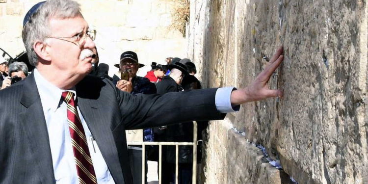 Furia en la Autoridad Palestina por visita de Bolton al Muro Occidental: “¡Nuestra capital ocupada!”