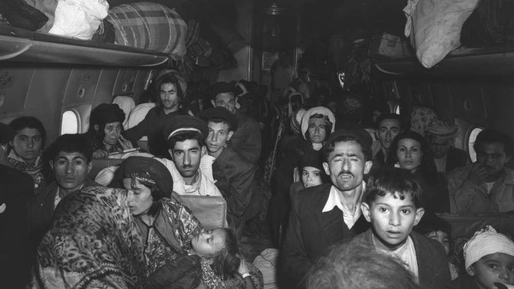 Un avión lleno de judíos iraquíes fotografiados a su llegada al aeropuerto de Lod en las afueras de Tel Aviv a principios de 1951 (Teddy Brauner, GPO)