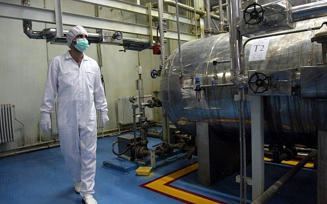 Un técnico iraní recorre la Instalación de conversión de uranio a las afueras de la ciudad de Isfahan, al sur de la capital, Teherán, Irán, febrero de 2007. (AP / Vahid Salemi / Archivo)