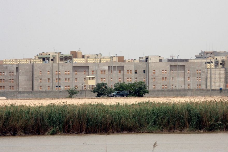 La embajada de Estados Unidos en Bagdad, Irak, vista desde el otro lado del río Tigris el 19 de mayo de 2007. (AP / Archivo)