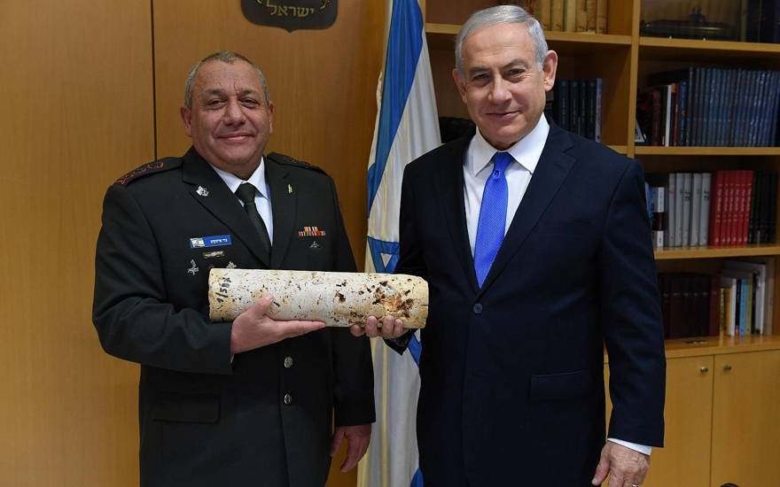 El jefe saliente de las FDI Gadi Eisenkot (L) y el primer ministro Benjamin Netanyahu posan con un trozo de piedra de la operación del ejército para localizar y destruir túneles fronterizos desde el Líbano donde fue excavado por el grupo terrorista Hezbolá, en el Ministerio de Defensa de Tel. Aviv, el 15 de enero de 2019. (Ariel Hermoni / GPO)