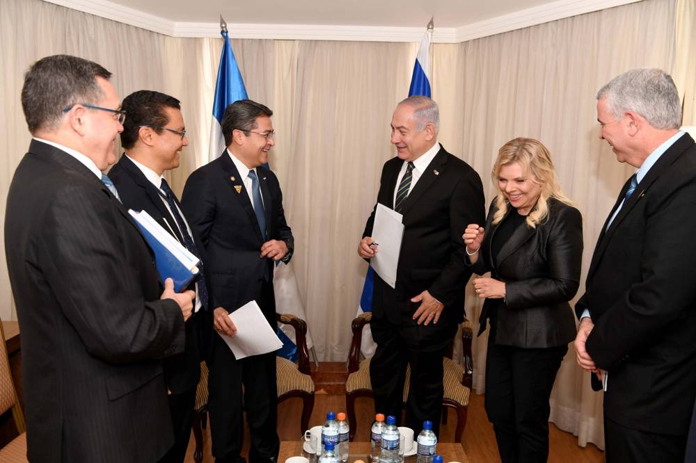Benjamin Netanyahu, tercero a la derecha, y Juan Orlando Hernández, tercero a la izquierda, reunidos en Brasilia, Brasil, el 1 de enero de 2019. (Avi Ohayon / GPO)