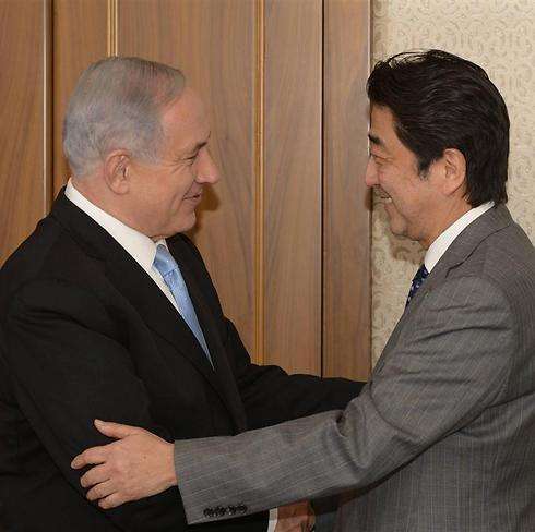 Benjamin Netanyahu saluda a Shinzo Abe en su primera visita a Israel en 2015 (Foto: GPO)