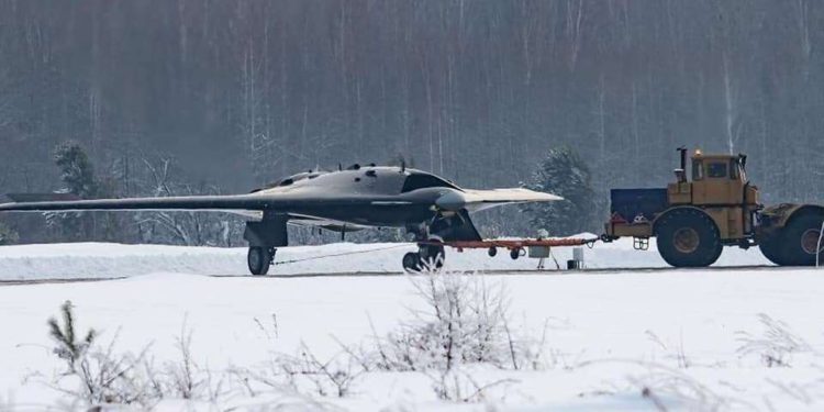 Nuevo avión de ataque no tripulado furtivo de Rusia visto en Novosibirsk