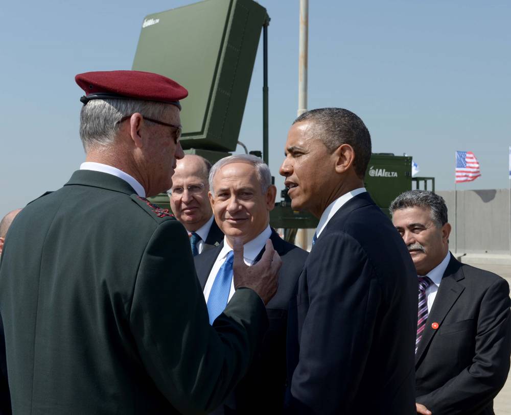 El entonces presidente de los Estados Unidos, Barack Obama, a la derecha, el jefe de personal de las FDI, el teniente general Benny Gantz, a la izquierda, el entonces ministro de defensa Moshe Ya'alon y el primer ministro Benjamin Netanyahu en el contexto de una batería anti cohete Cúpula de Hierro, marzo 20, 2013. (Avi Ohayon / GPO / Flash 90)