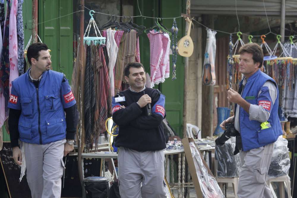 Ilustrativo: Los observadores de TIPH, un grupo de monitores internacionales, caminan en una calle de Hebrón el 19 de noviembre de 2007. (Nati Shohat / Flash 90)