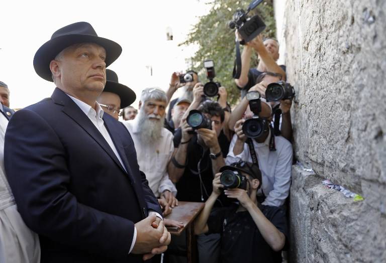 El primer ministro húngaro, Viktor Orban, visita el Muro Occidental en la Ciudad Vieja de Jerusalén el 20 de julio de 2018. (AFP PHOTO / MENAHEM KAHANA)