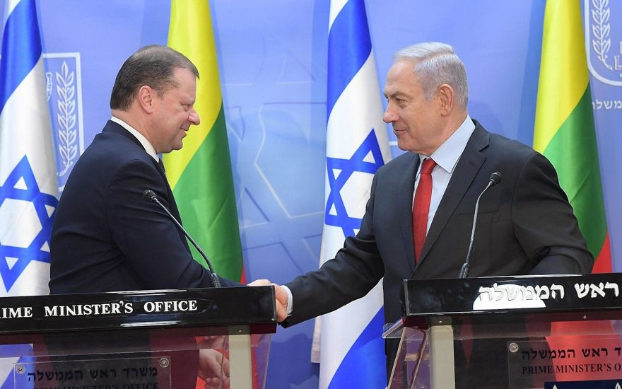 El primer ministro Benjamin Netanyahu (derecha) se reúne con el primer ministro lituano, Saulius Skvernelis, en Jerusalén, el 29 de enero de 2019 (Amos Ben-Gershom / GPO)