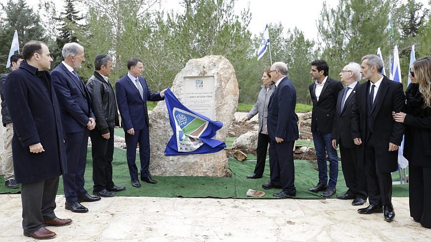 Develando un monumento en honor al ex fiscal argentino Alberto Nisman están (de derecha) el ex presidente de KKL Argentina, Ulises Taitelbaum, y su esposa, María; Miguel tohimaer; El presidente de KKL Argentina, Hernáan Hilu; El vicepresidente de KKL-JNF, Hernán Felman; La madre de Nisman, Sara Garfunkel; Ponente Knesset Yuli Edelstein; El presidente de AMIA, Agustín Igdal; El presidente de DAIA, Jorge Knoblovits; y el embajador argentino en Israel, SE Mariano Caucino. Crédito: KKL-JNF.