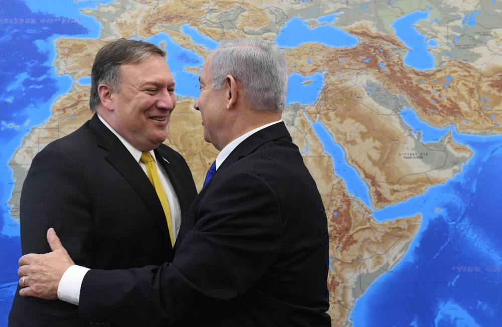 El Secretario de Estado de los EE. UU., Mike Pompeo (izquierda) se reúne con el Primer Ministro Benjamin Netanyahu en Tel Aviv el 29 de abril de 2018 (Haim Zach / GPO)