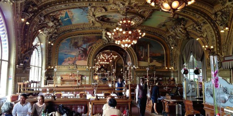 Empleados de famoso restaurante de París fotografiados haciendo gesto antisemita - Quenelle