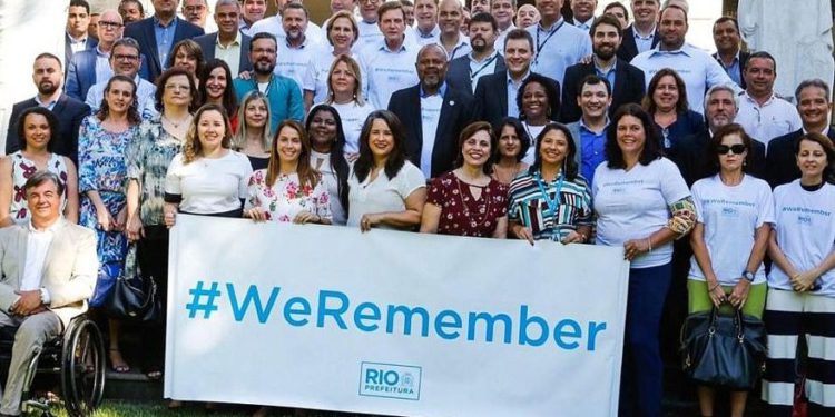 El alcalde de la ciudad brasileña de Río de Janeiro, Marcelo Crivella, posa para una foto con su personal municipal como parte de la campaña del Congreso Judío Mundial antes del Día Internacional del Recuerdo del Holocausto, 18 de enero de 2019. (Cortesía de JTA)