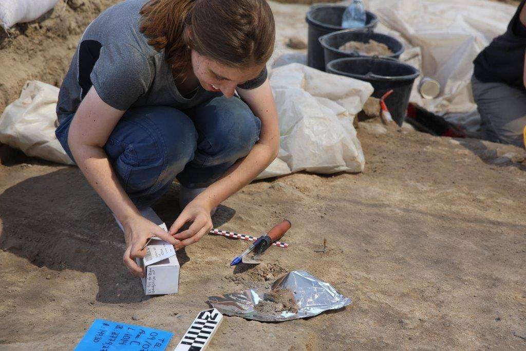 Rivka Chasan, estudiante de doctorado de la Universidad de Haifa, realiza excavaciones en Tel Tsaf en 2017. (cortesía)