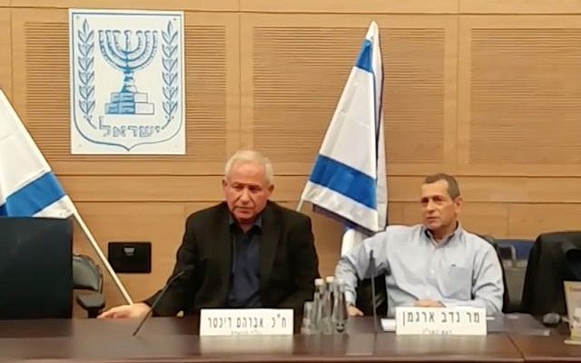 El jefe del servicio de seguridad Shin Bet, Nadav Argaman, a la derecha, habla en el Comité de Asuntos Exteriores y Defensa de la Knesset, dirigido por Likud MK Avi Dichter, a la izquierda, el 24 de diciembre de 2017. (Captura de pantalla)