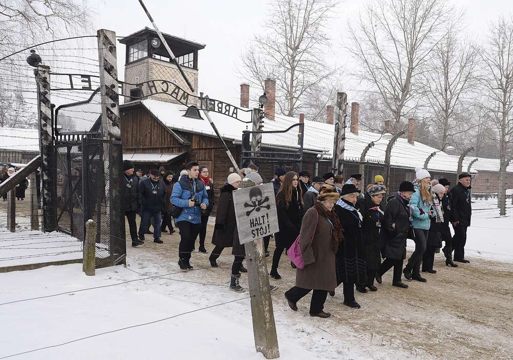 Los ex presos y sus invitados llegan para la ceremonia que marca el 74 aniversario de la liberación de KL Auschwitz-Birkenau, en Oswiecim, Polonia, el 27 de enero de 2019. (Czarek Sokolowski / AP)