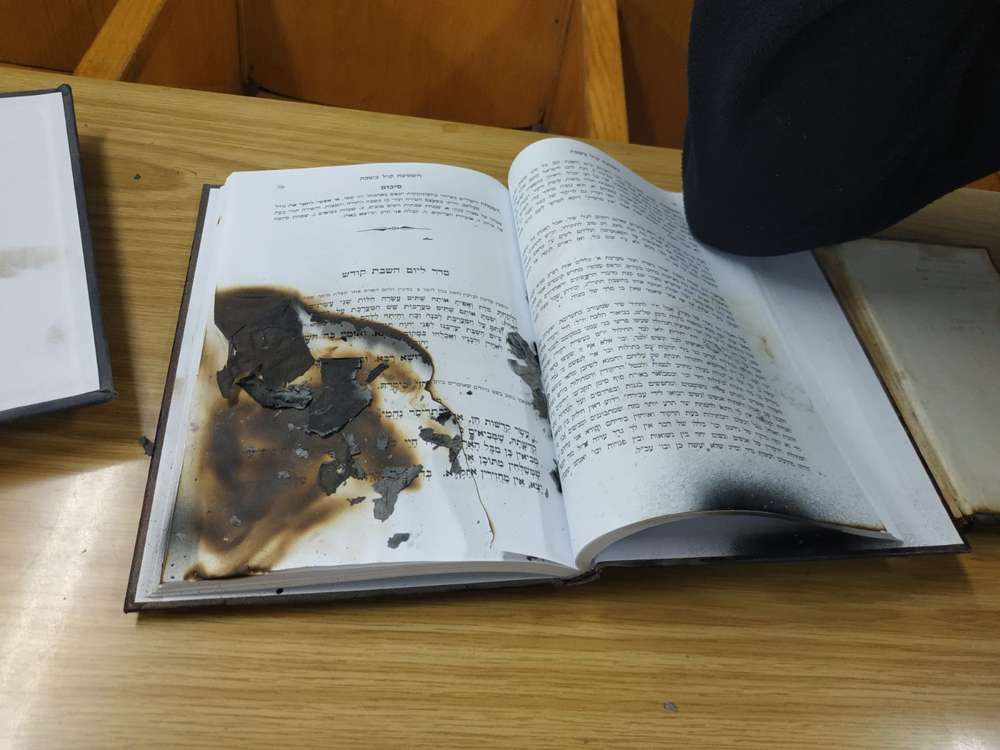 Se encontró un libro de oraciones quemado en la sinagoga de Netanya después del ataque de vandalismo, 27 de enero de 2019 (Unidad del Portavoz de la Policía)