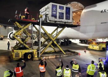 Embalado dentro de un contenedor de envío de temperatura controlada, la primera nave espacial lunar de Israel, llamada "Beresheet", se cargó en un avión de carga en el Aeropuerto Internacional Ben-Gurion el 17 de enero de 2019, para ser trasladada a Florida antes de su lanzamiento programado a mediados de -Febrero. Foto de Eliran Avital.