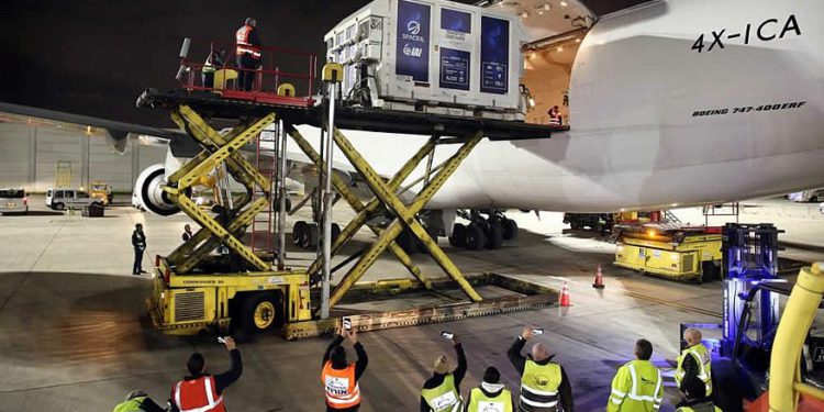 Embalado dentro de un contenedor de envío de temperatura controlada, la primera nave espacial lunar de Israel, llamada "Beresheet", se cargó en un avión de carga en el Aeropuerto Internacional Ben-Gurion el 17 de enero de 2019, para ser trasladada a Florida antes de su lanzamiento programado a mediados de -Febrero. Foto de Eliran Avital.