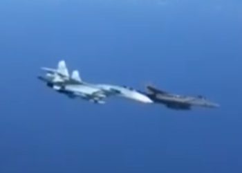 Un Su-27 de Rusia intercepta un F-15 de EE.UU sobre el Mar Báltico