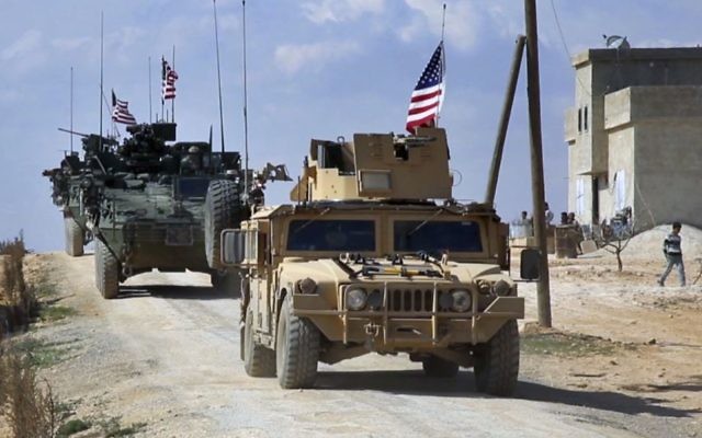 Este martes, 7 de marzo de 2017, la captura de imágenes del video muestra a las fuerzas estadounidenses patrullando en las afueras de la ciudad siria, Manbij, un punto crítico entre las tropas turcas y los combatientes sirios aliados y combatientes kurdos respaldados por Estados Unidos, en la aldea de Al-Asaliyah, provincia de Aleppo. Siria. (Red árabe 24, vía AP, Archivo)
